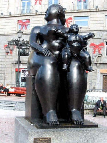 Estatua de la Maternidad de Botero ruta de las escuturas por Oviedo