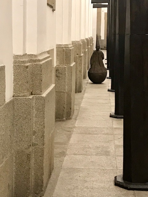 Obra escultorica en pasillo en Museo Reina Sofía, colección permanente Madrid