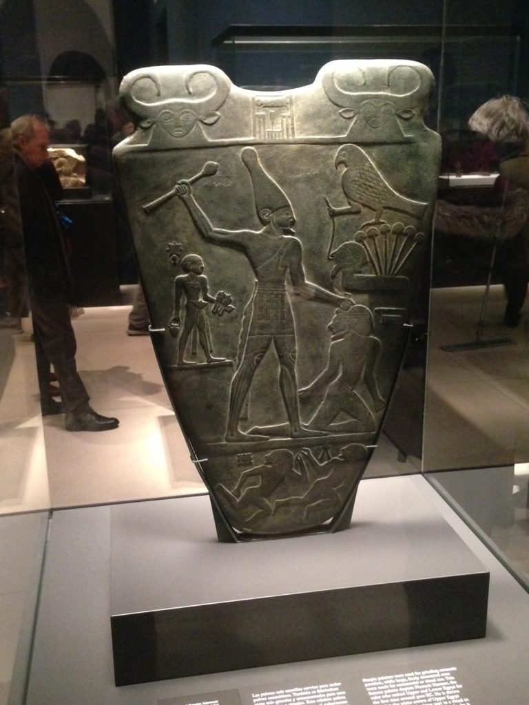 Paleta del faraón Narmer  en exposición en Caixa Forum