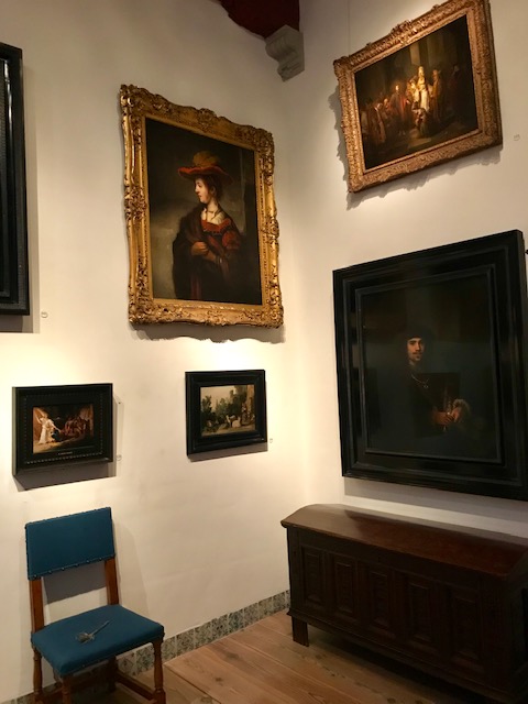 Pasillo con diversos cuadros colgados en Casa de Rembrandt