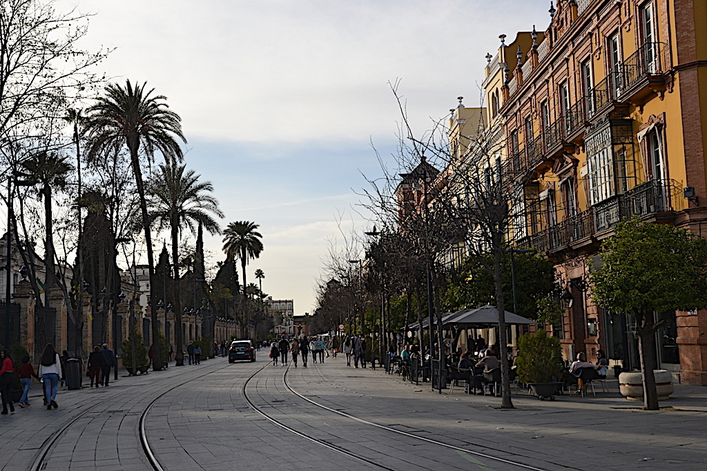 Calle en Sevilla camino a Plaza de España.