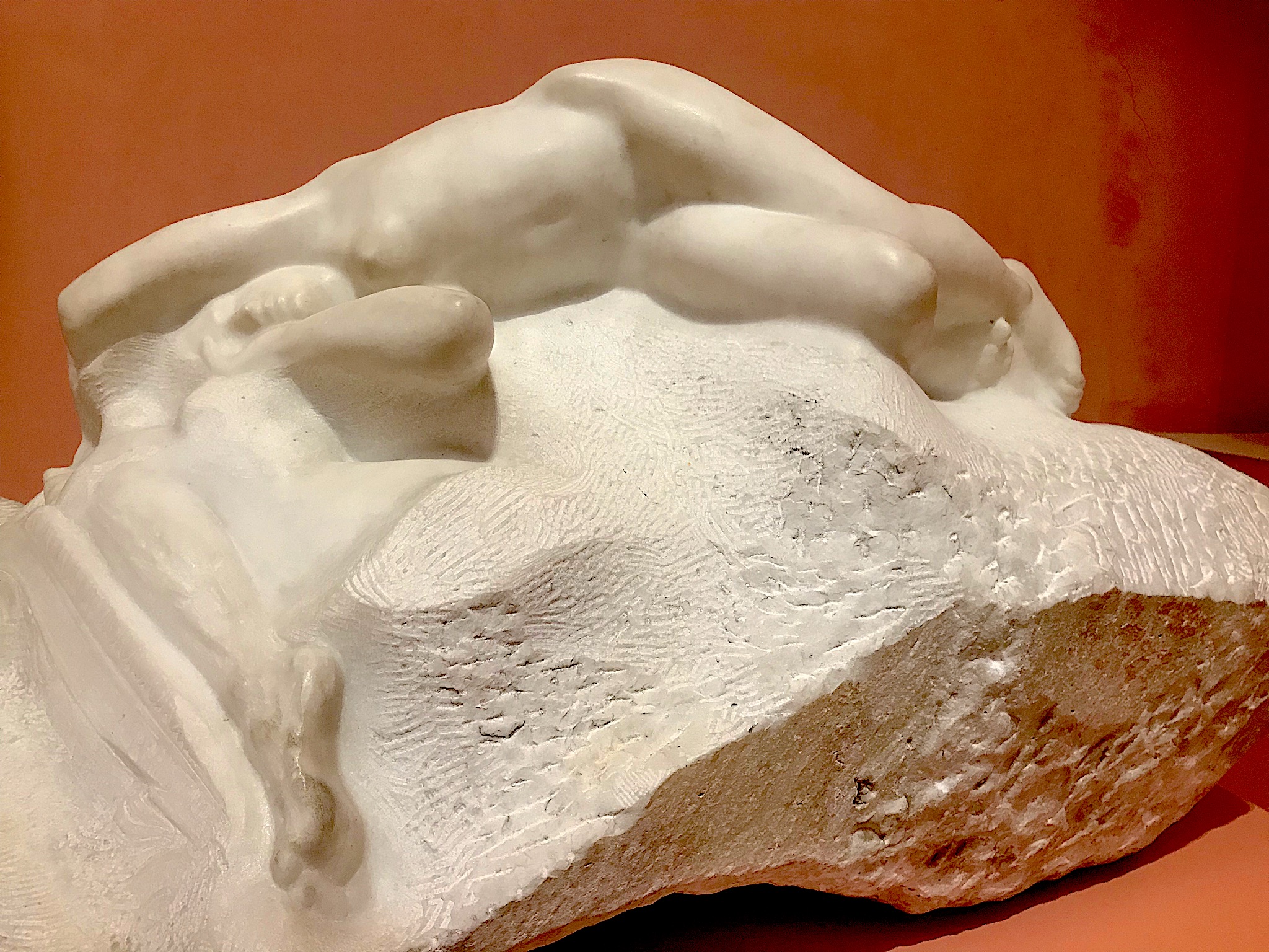 escultura de marmos yacente en amor viajero
